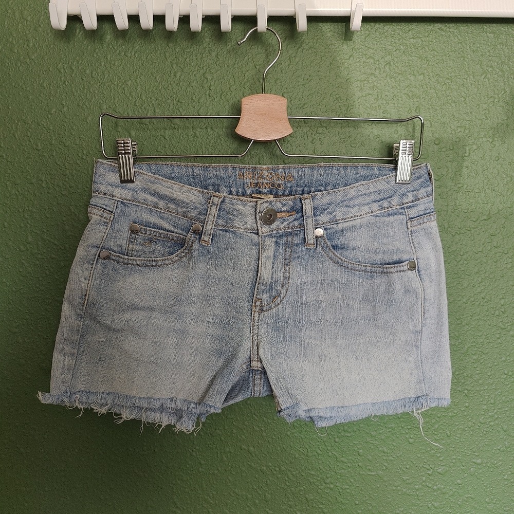 EUC ARIZONA JEAN CO LIGHT WASH DISTRESSED DENIM SHORTS IN SIZE 3